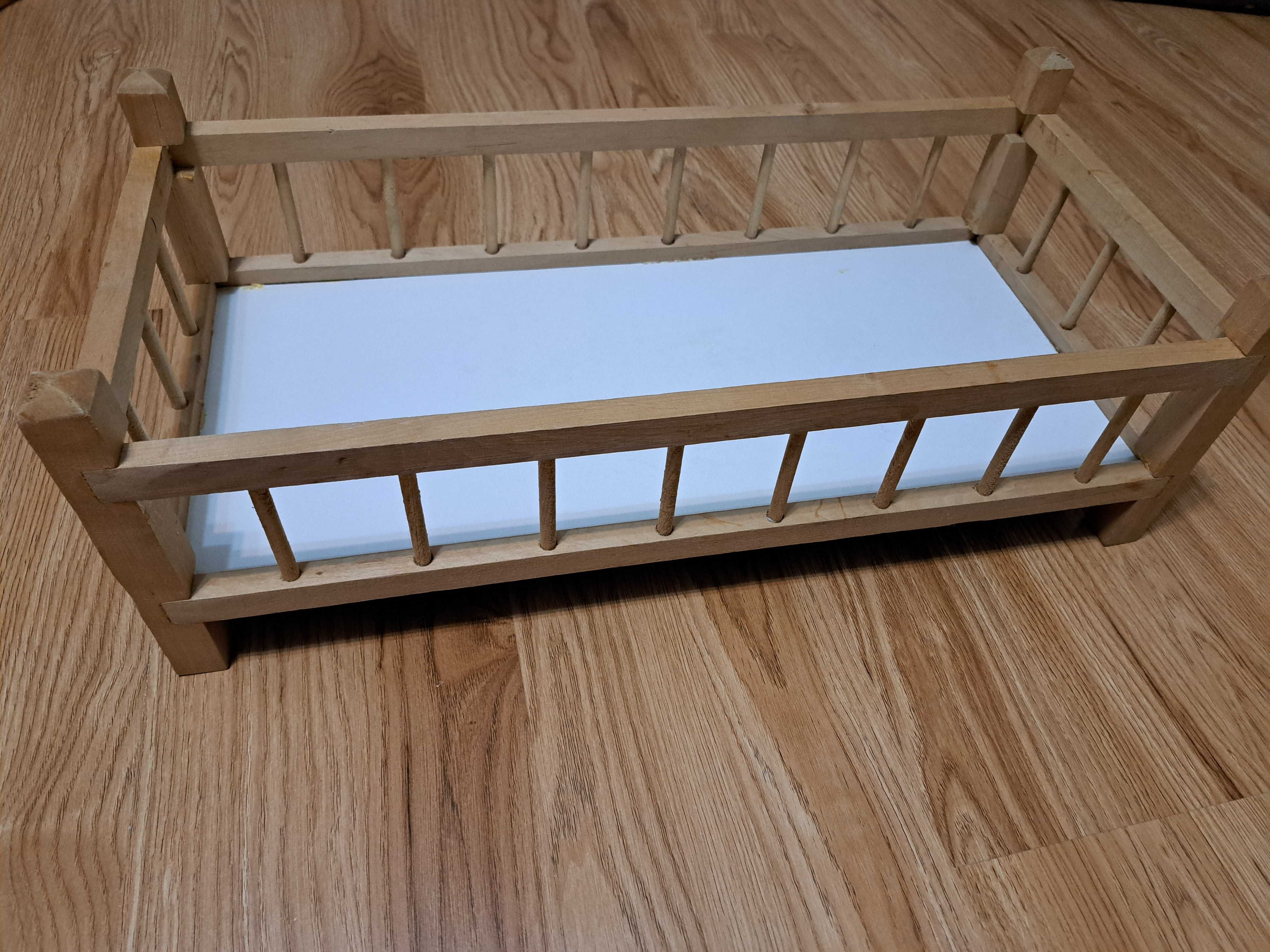 Drewniane łóżko dla lalki
