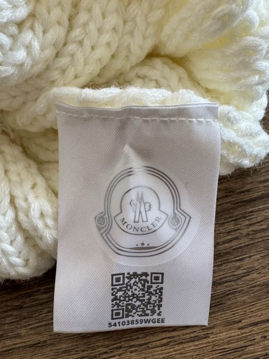 Czapka zimowa Moncler z pomponem biała