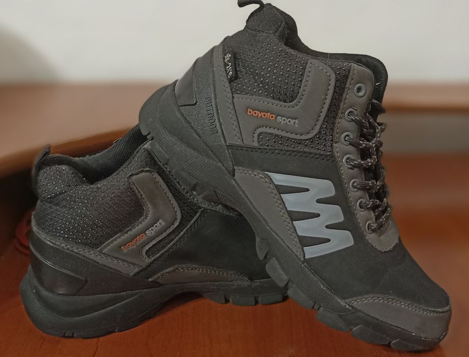 Продаються зимові дитячі черевики (кросівки вищі)