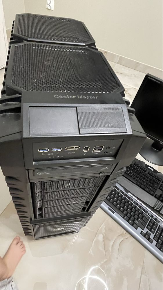 Monitor komputerowy LG Flatron z klawiaturami  komputerem