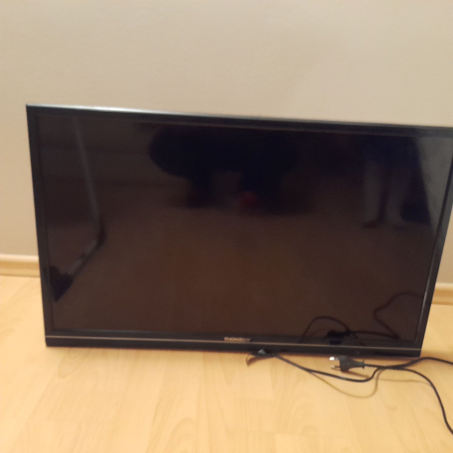 Telewizor Tomson 32" HU3253C, lekko uszkodzony wyłącznik, USB, HDMI