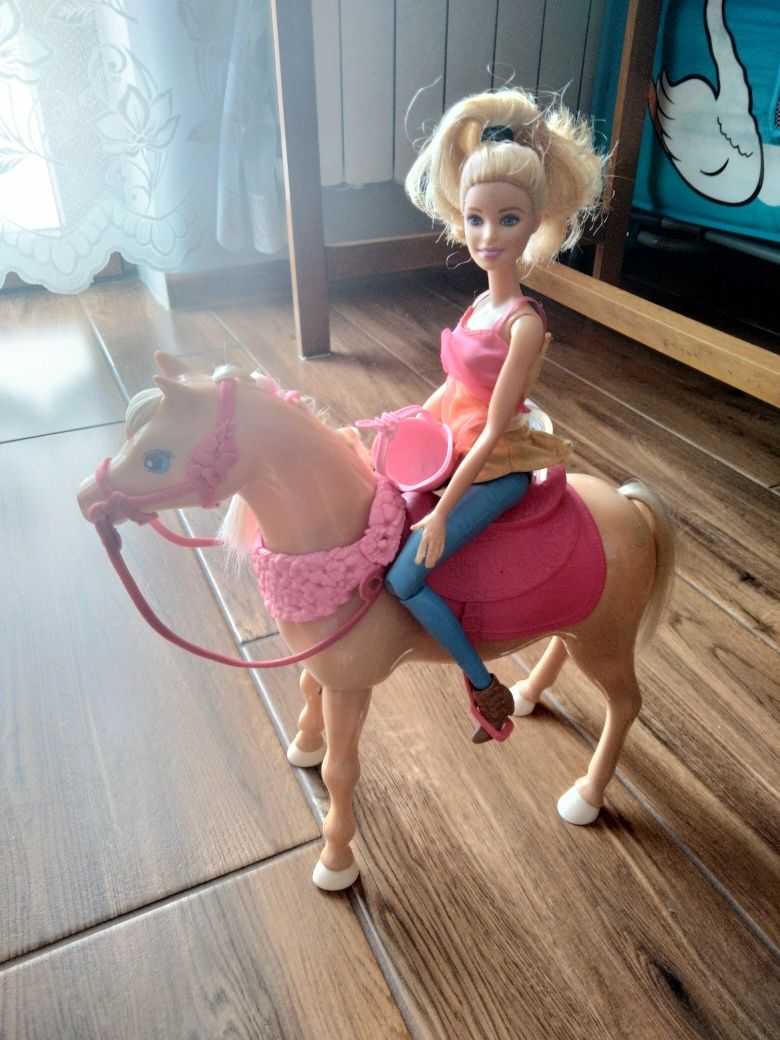 Lalka Barbie z koniem tańczącym