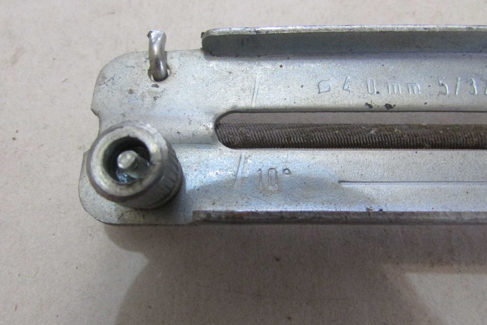 Приспосіблення для гостріння ланцюгових пил.