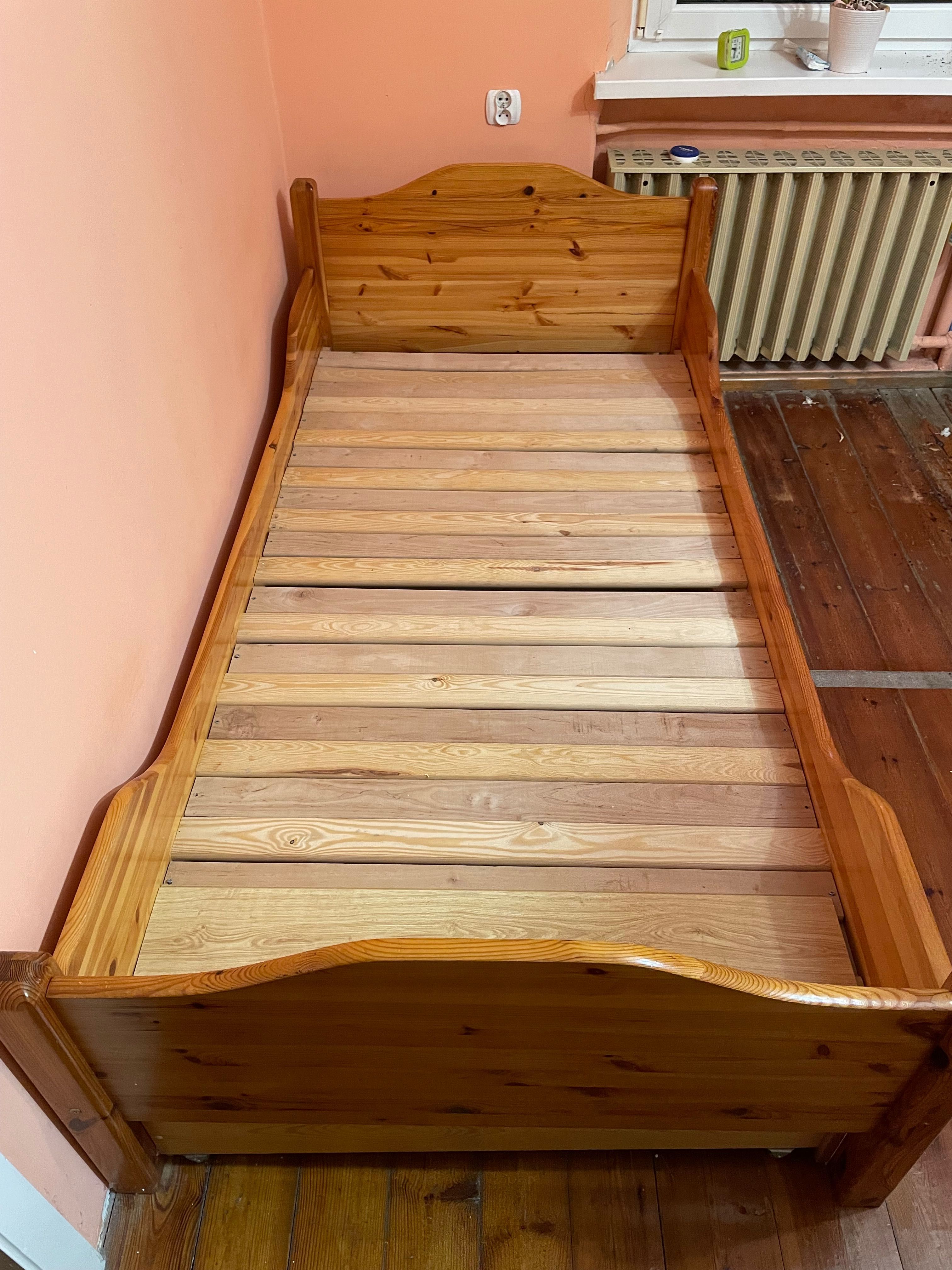 Solidne łóżko drewniane