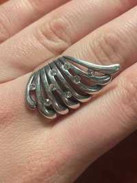 Srebrny pierścionek skrzydło cyrkonie Yes