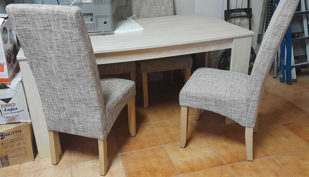 Mesa de jantar com 4 cadeiras estofadas e forradas