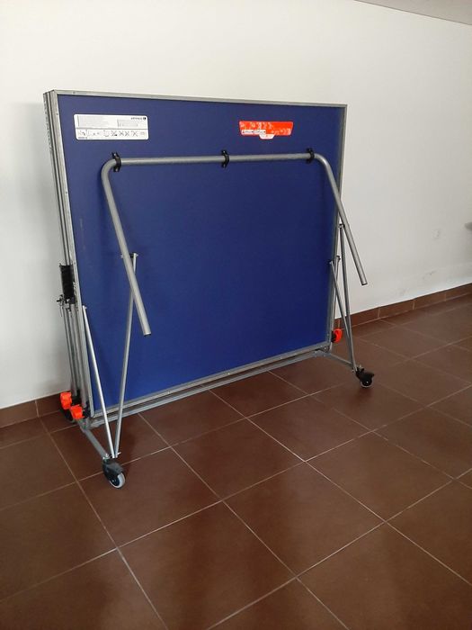 Mesa de ténis com raquetes e bolas