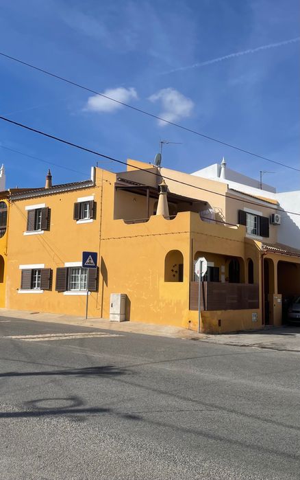 Vende moradia geminada