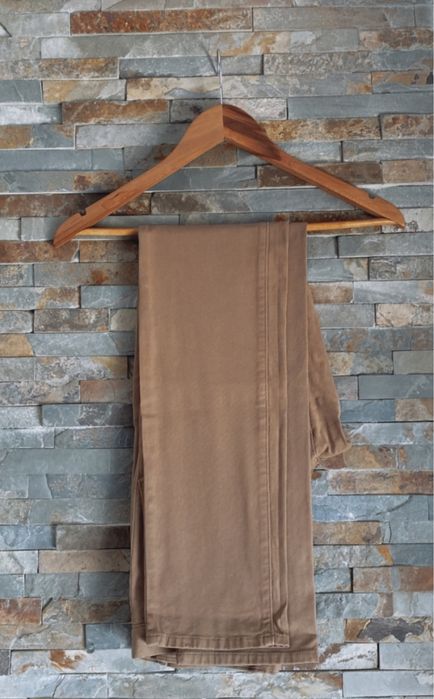 Calças bege (Mango)