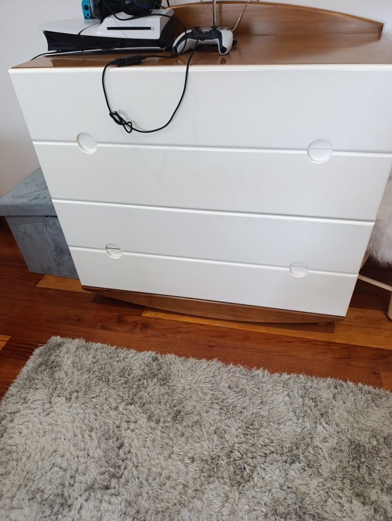 Mobília de quarto em pinho lacada a branco