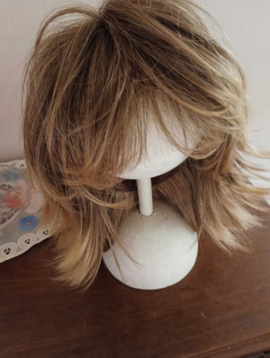 Peruca sintética e de muito boa qualidade