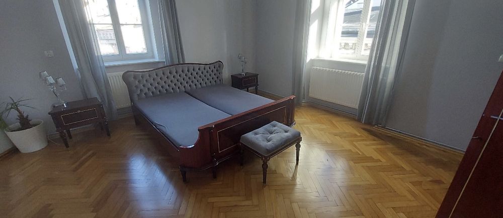 Zestaw mebli do sypialni - łóżko/szafa/szafki nocne/pufka