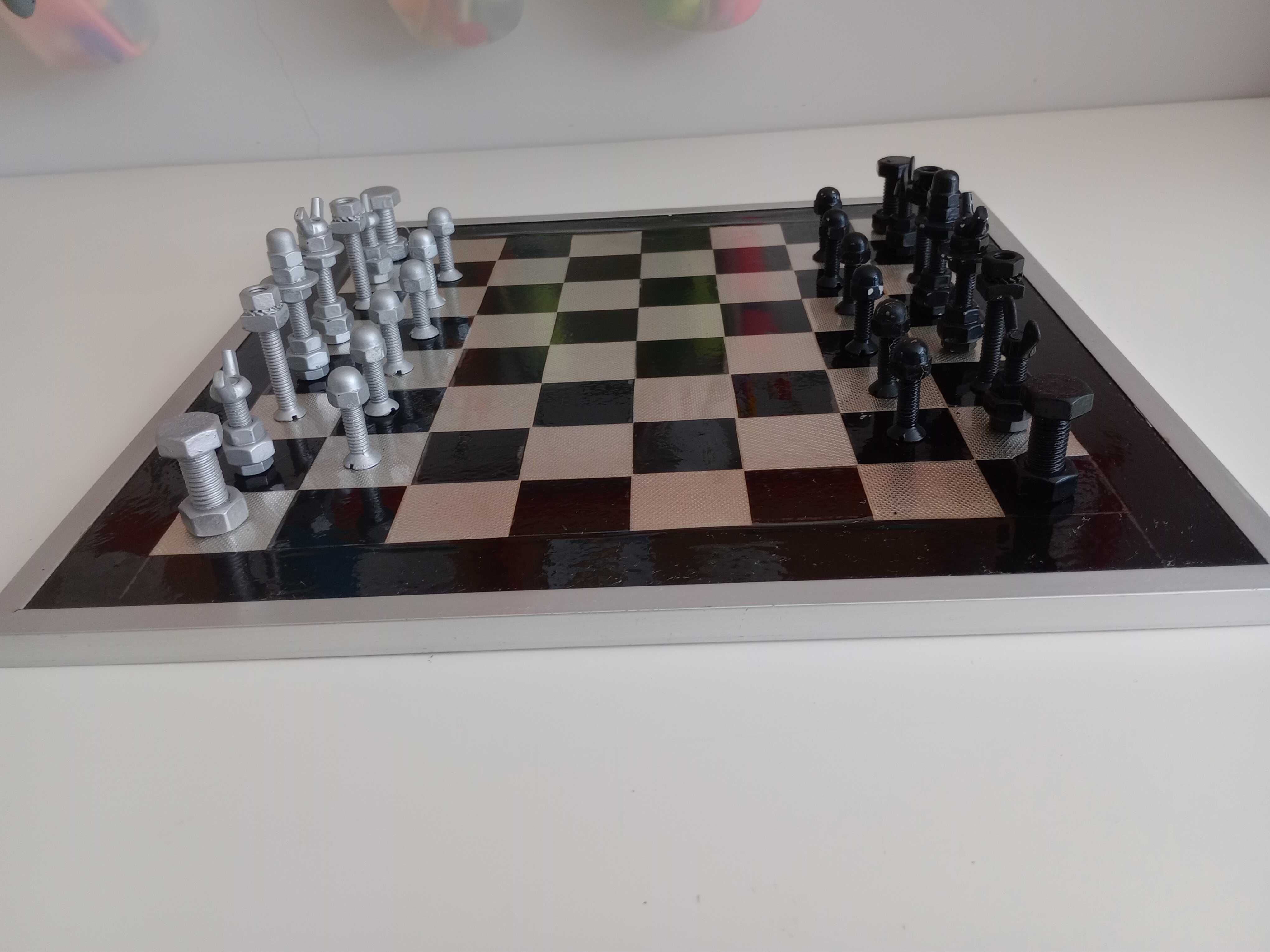 Tabuleiro de xadrez em parafusos