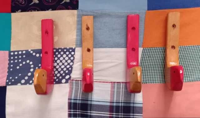 Conjunto de quatro cabides em pinho.