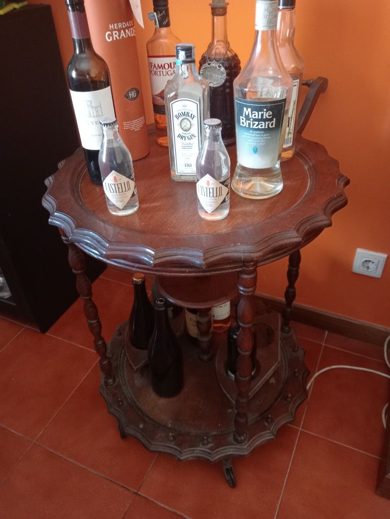 Mesa de bebidas e garrafas