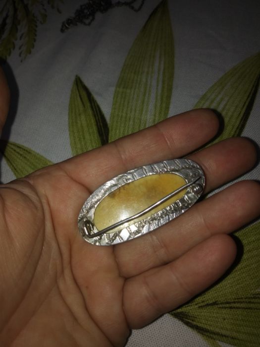 Ciężka masywna duża broszka srebro i mleczny bursztyn