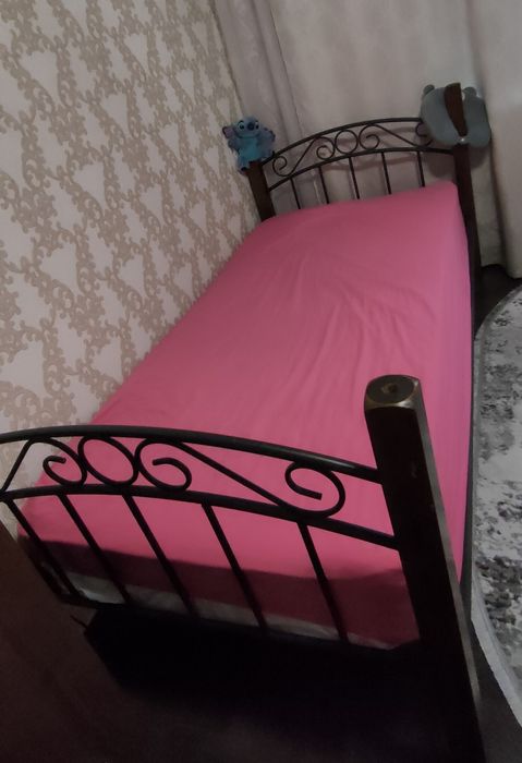 Кровать з матрацом  90см на 2 м