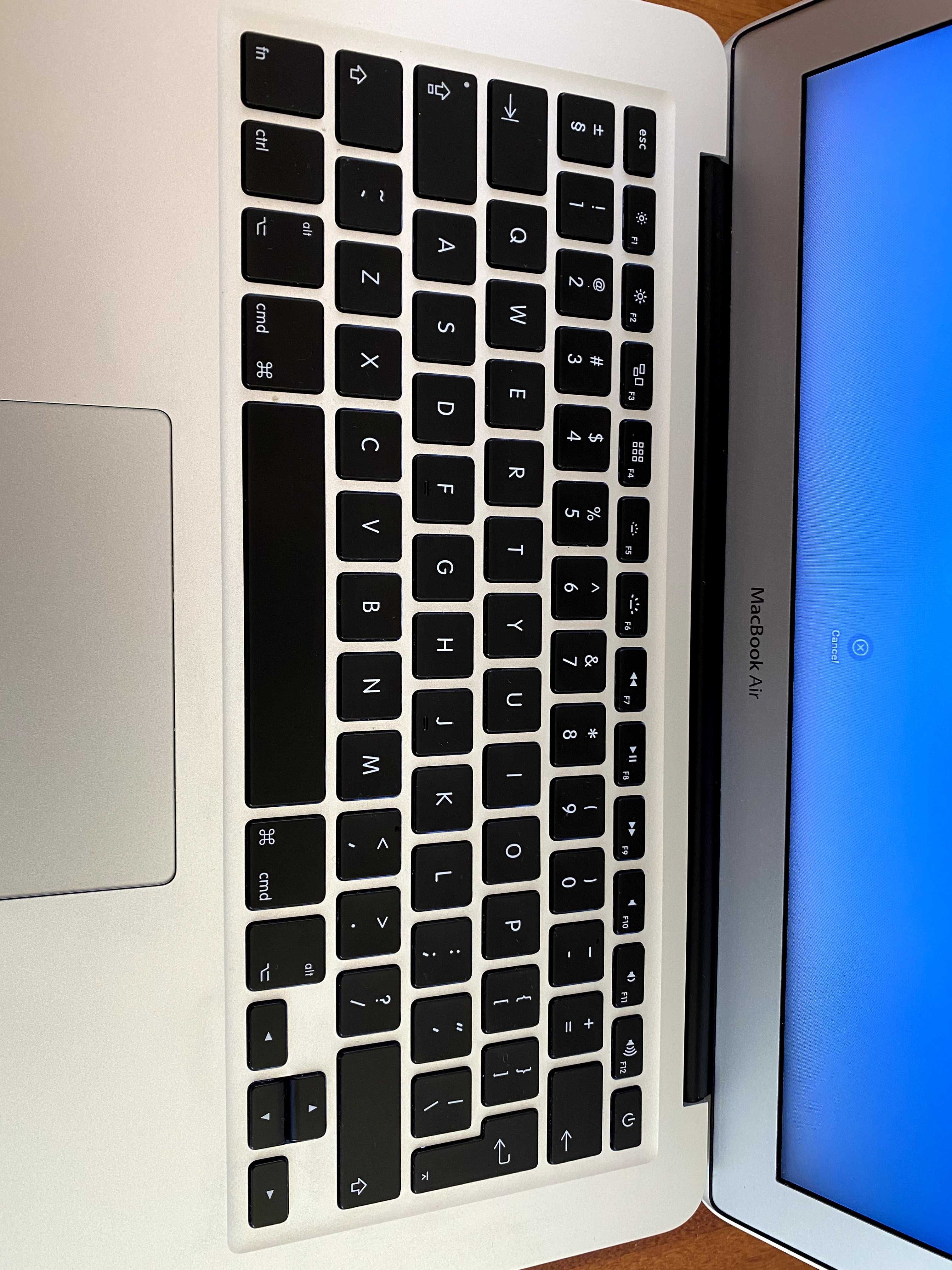 MacBook Air 13” (A1466) – i5 • 8 GB RAM • 128 GB SSD • Low Cycles