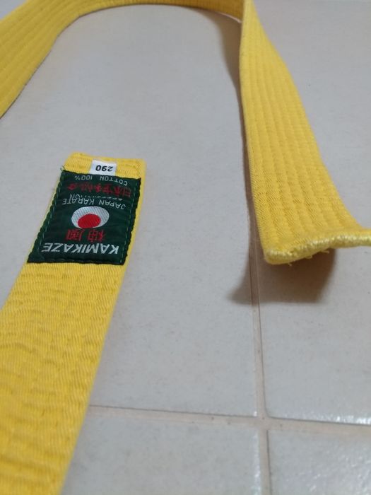 Cinto amarelo de Karate marca Kamikaze (encurtado)