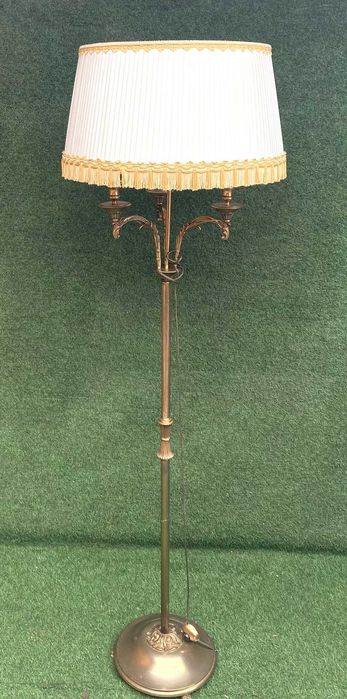 Candeeiro antigo, de pé alto com abajur