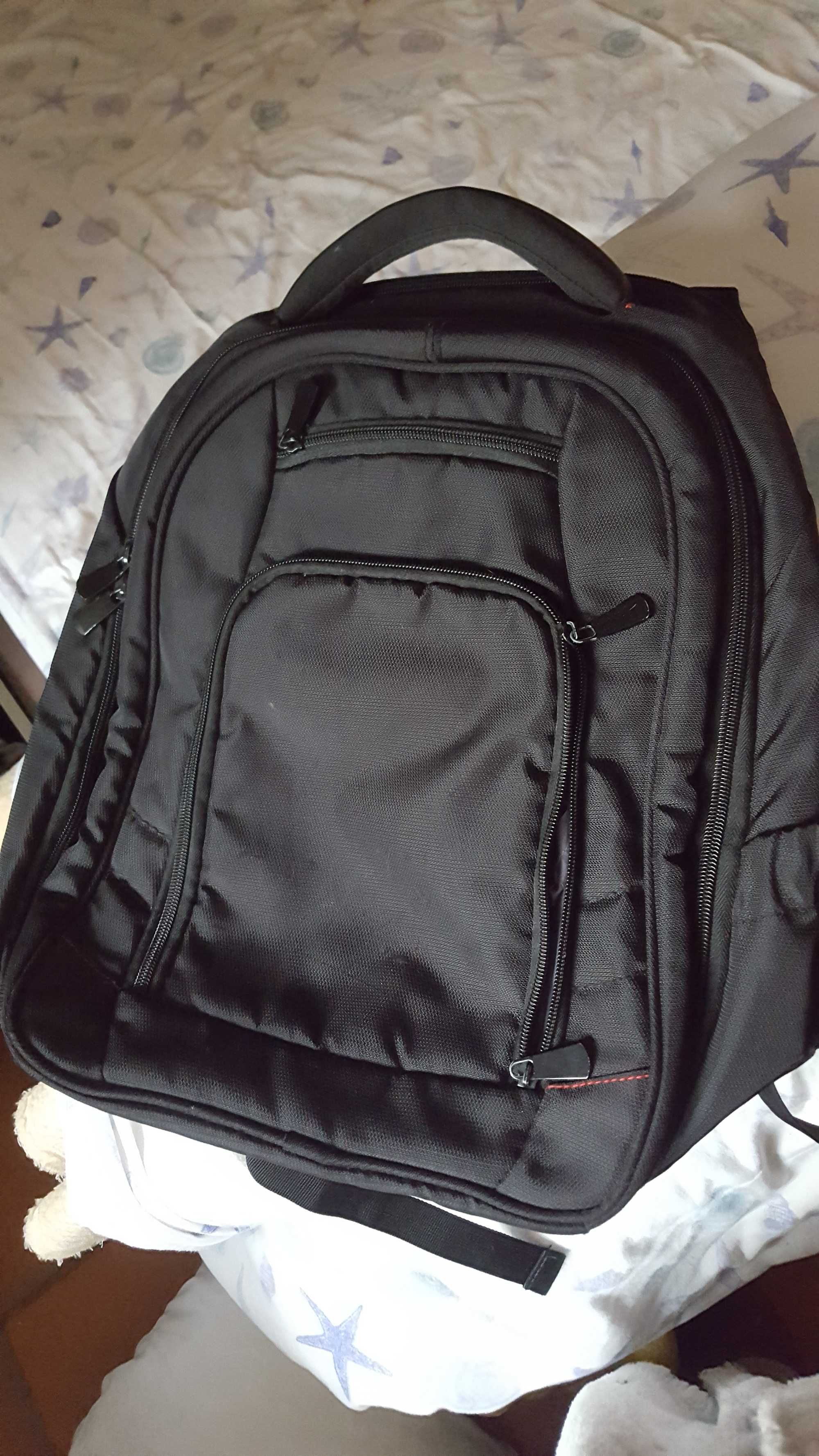 Mochila com múltiplos fechos