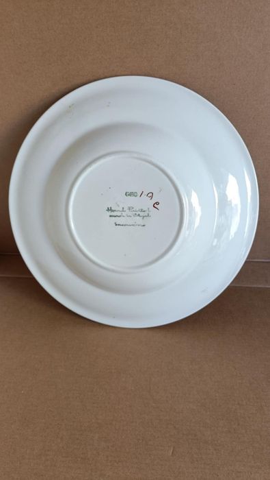 Prato às flores pintado à mão