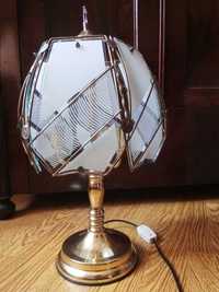 metalowa lampa stołowa z kloszem w stylu cottagecore vintage