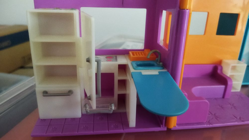 2002 fold out Polly pocket house