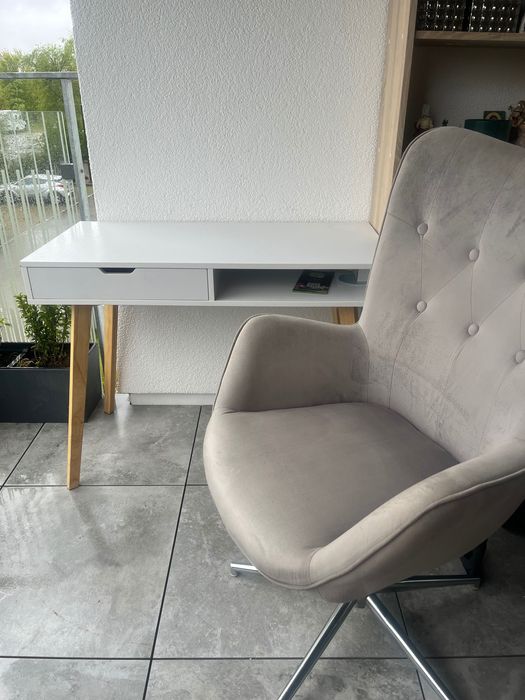 Biurko z szufladą o wym 100/50 używane rok .Fotel obrotowy z regulacją