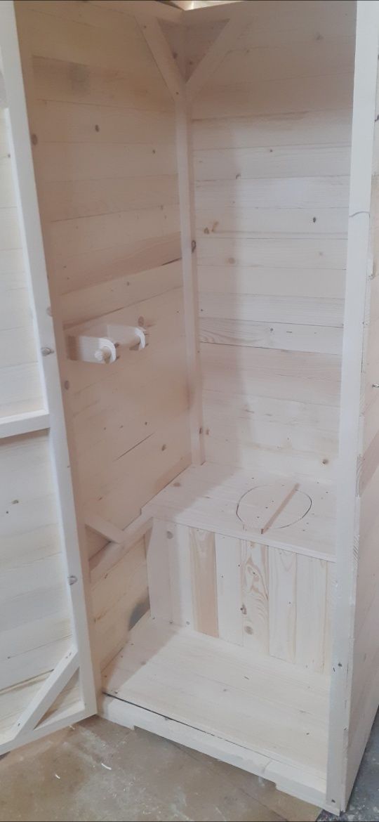 WC toaleta ubikacja wychodek drewniany na budowę