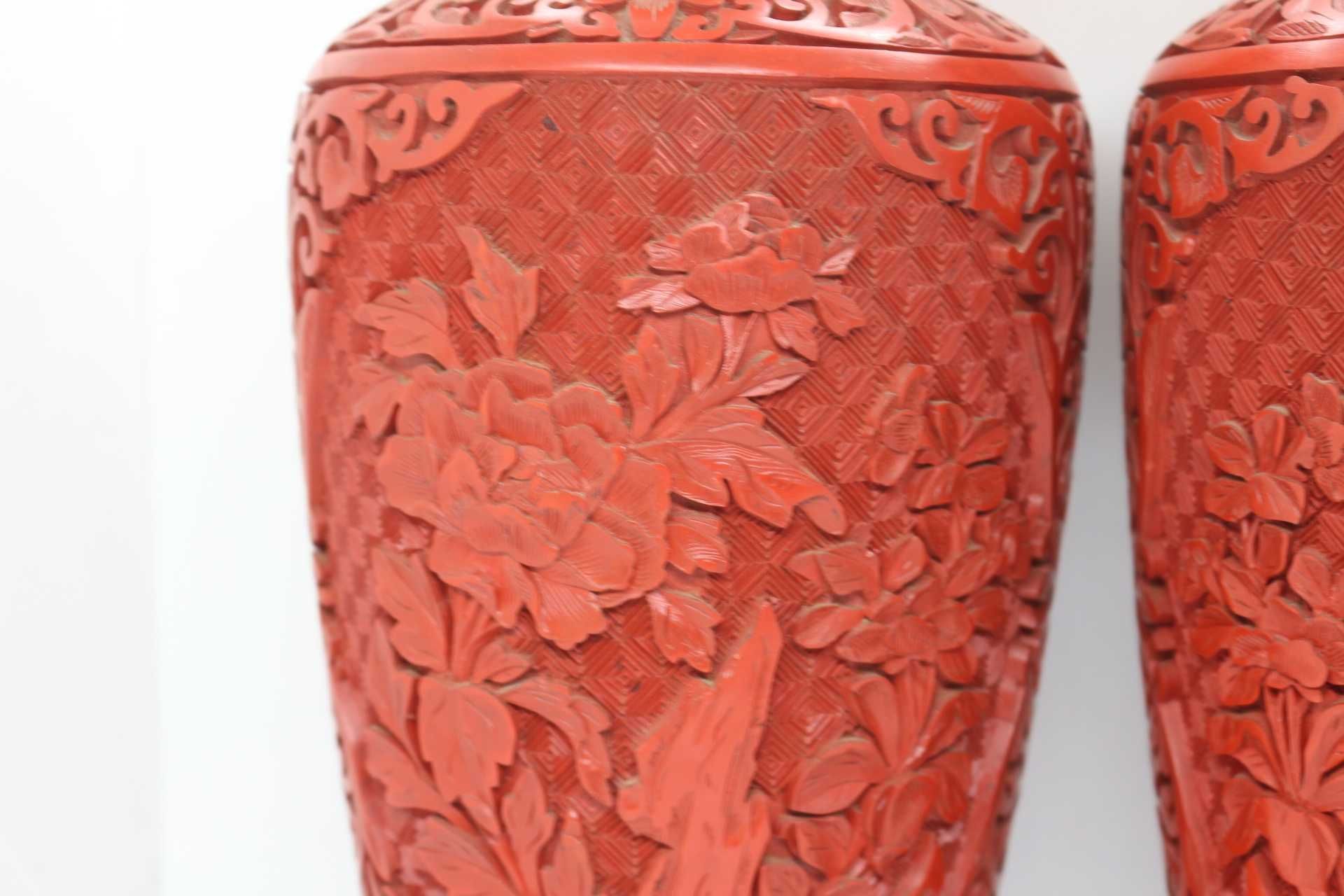 Par de Jarras Chinesas Laca Cinnabar Flores Lotus dupla face 31A cm