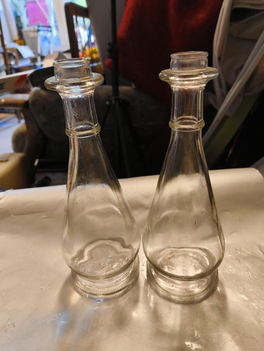 Dwie ozdobne karafki