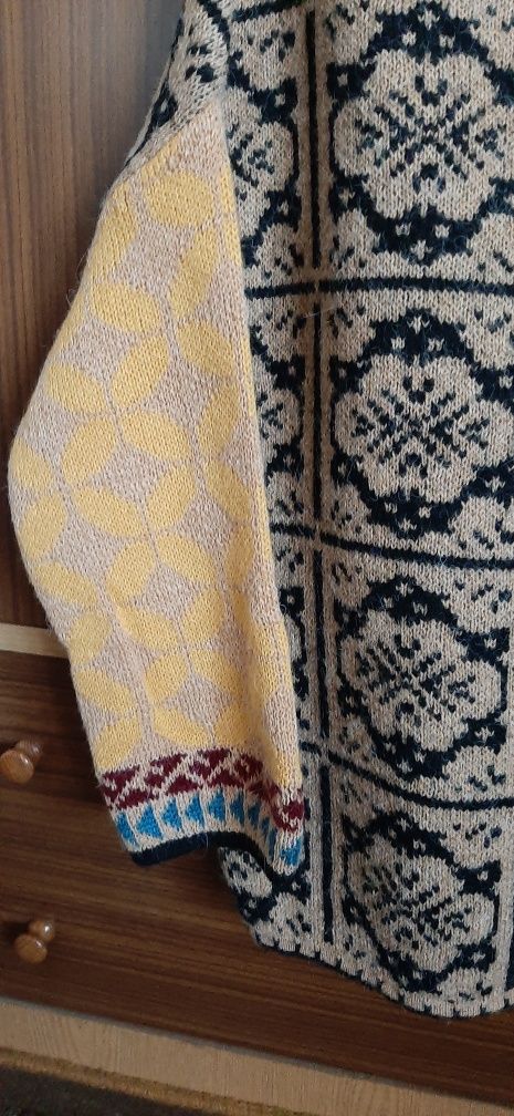 Nietuzinkowy sweter z wełną