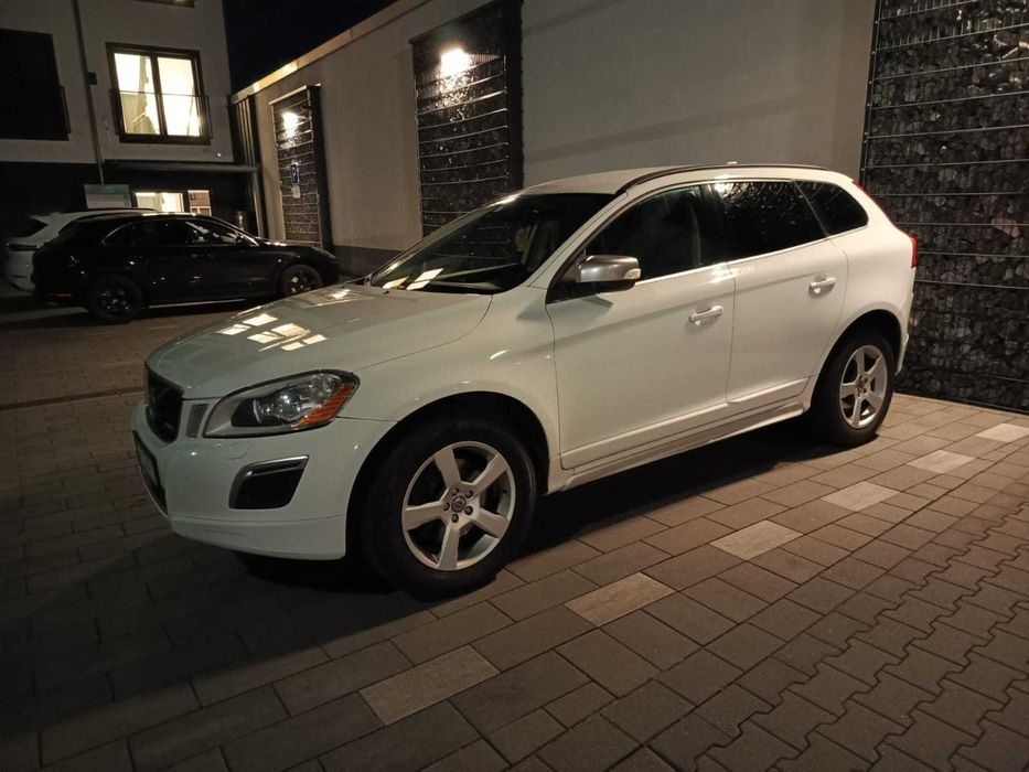 Volvo XC 60 2.0T Benzyna 240 KM Momentum R-design