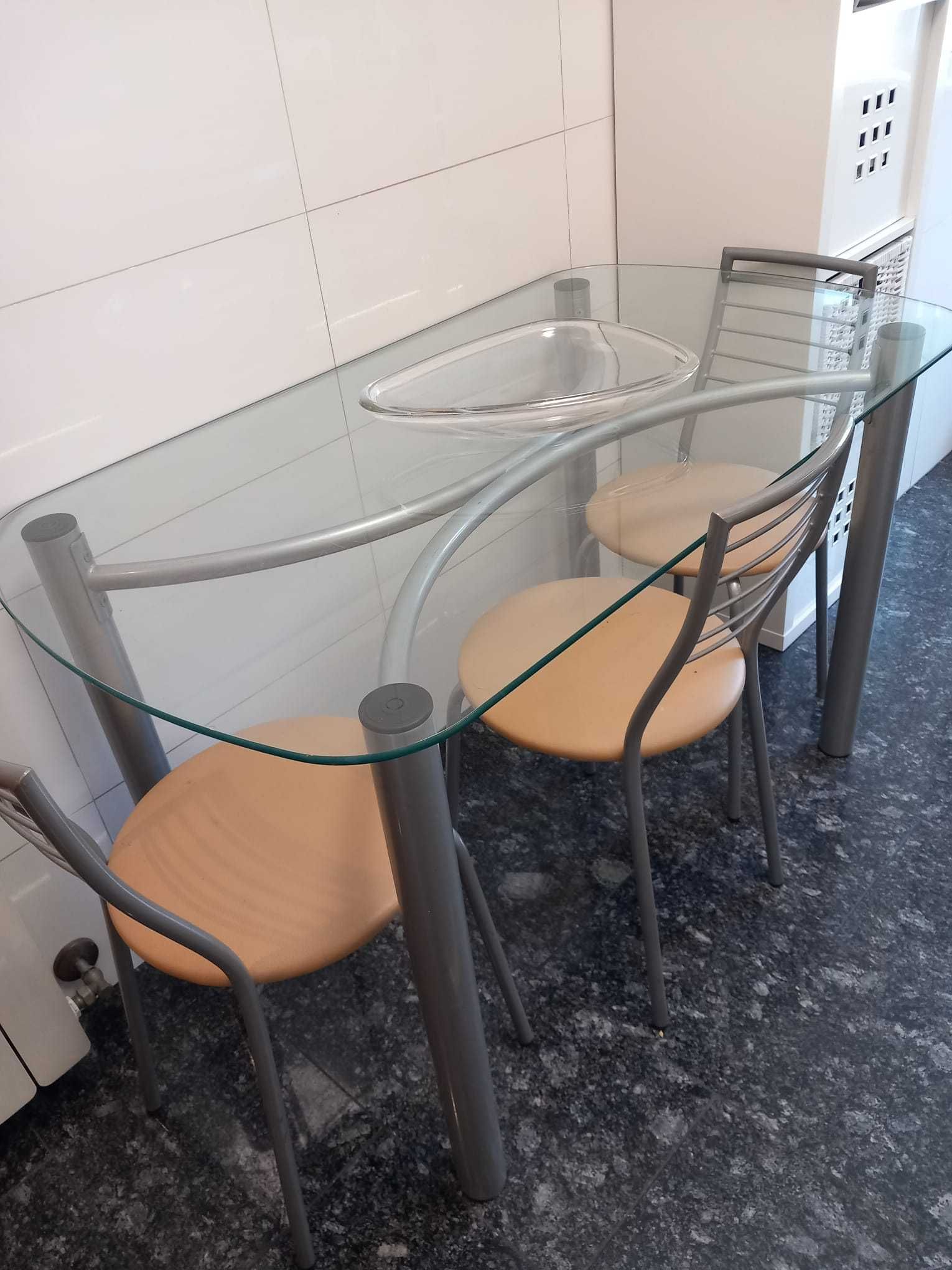 Mesa de cozinha e 4 cadeiras