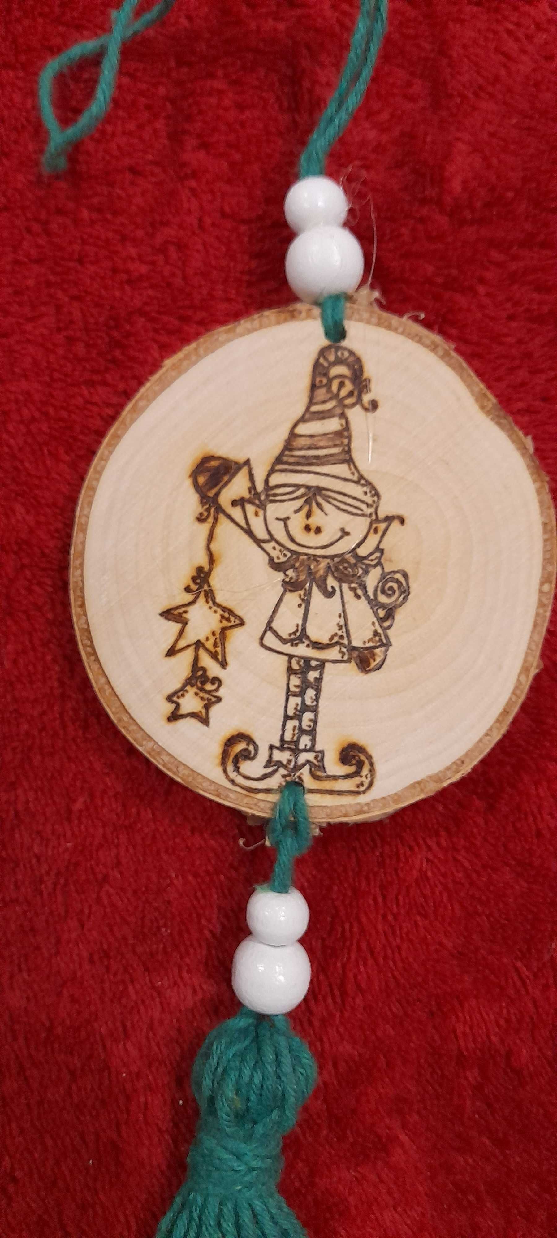 Zawieszka ze skrzatem wypalonym na plastrze drewna Handmade 25cm