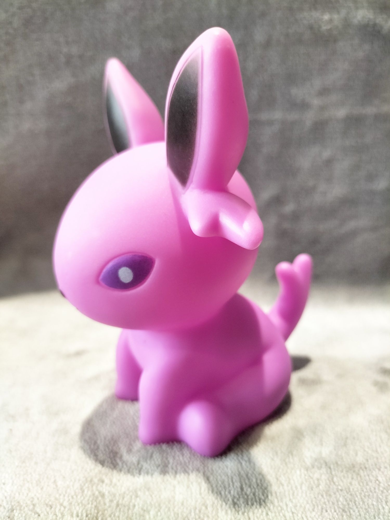 Mała urocza fioletpwa  lampka Pokemon Eevee