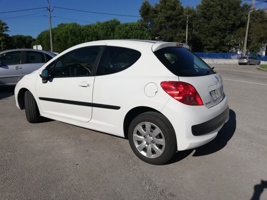 Carro Peugeot com inspeção até agosto de 2026