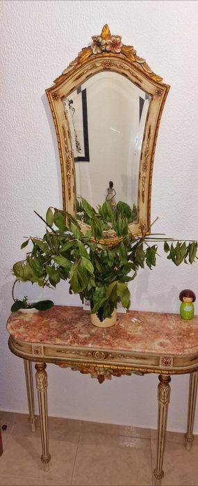 Mesa e espelho de entrada