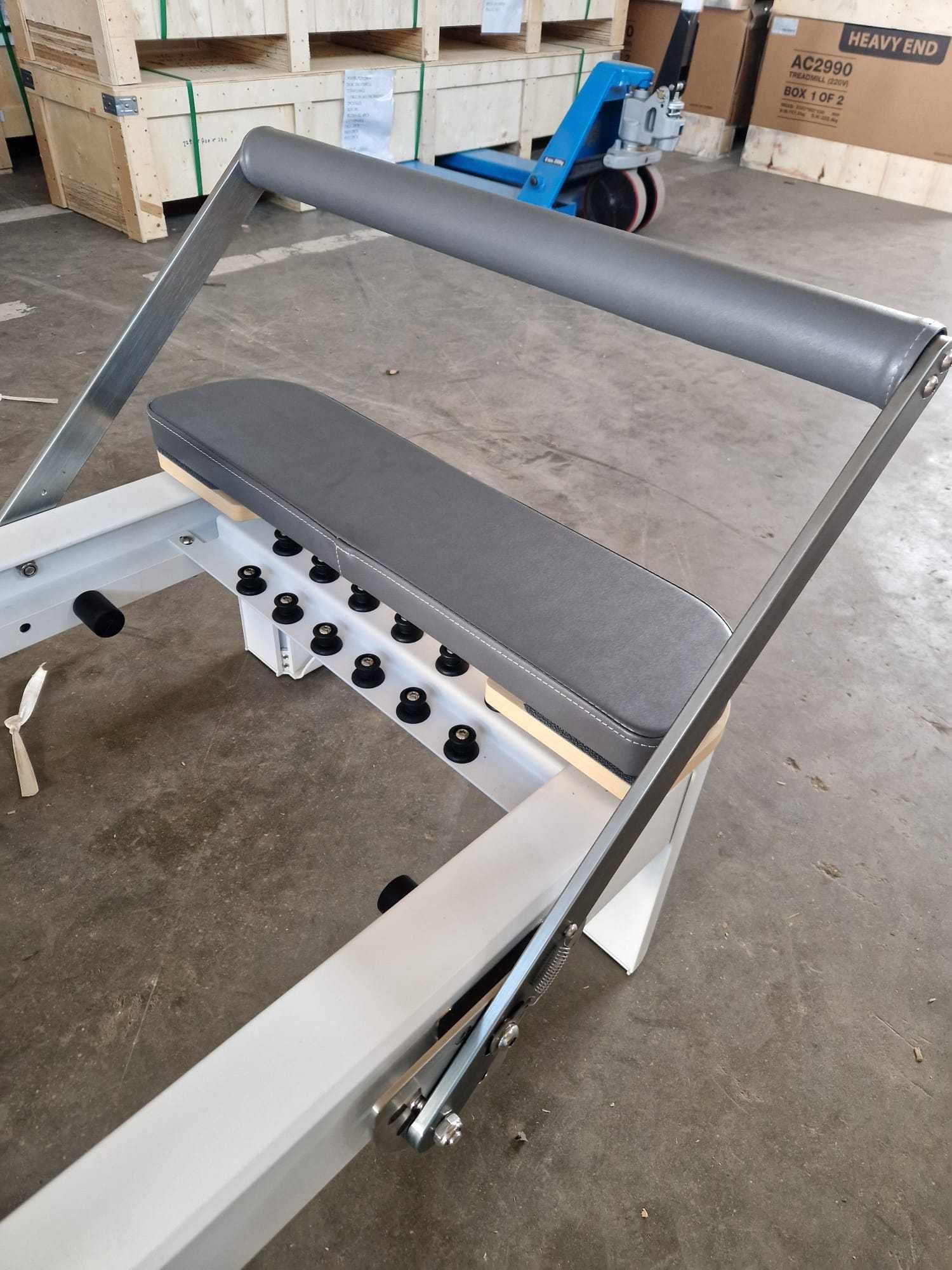 Nowy Biały Reformer Pilates Szara Tapicerka