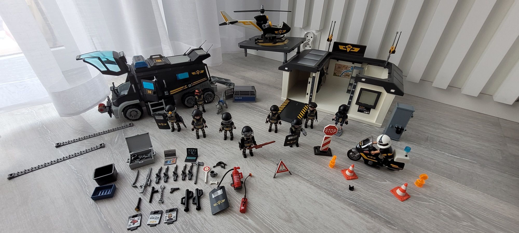 Pojazd Grupy Specjalnej z Bazą PLAYMOBIL