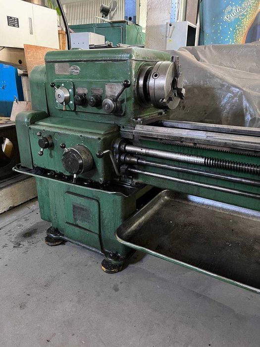 Продається токарний верстат 1К62 у дуже хорошому стані.