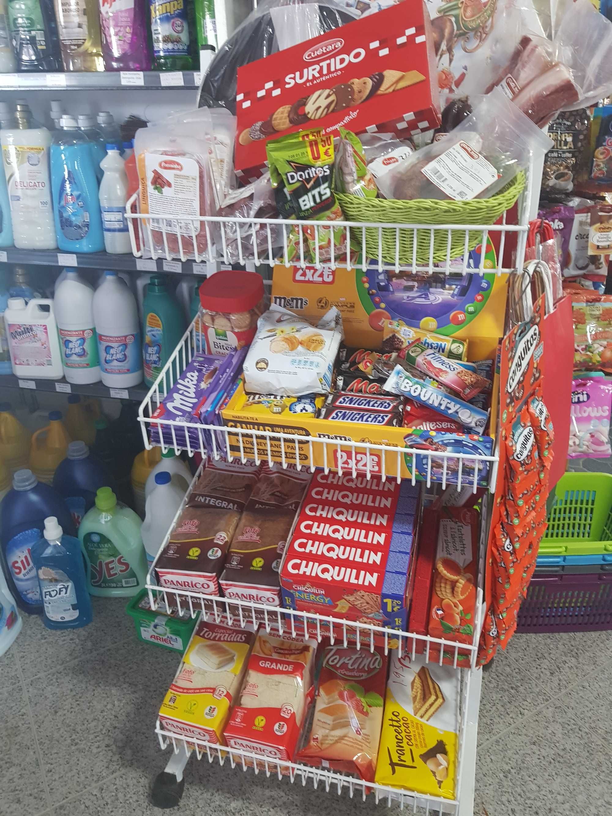 estante lacada com rodas de 4 prateleiras