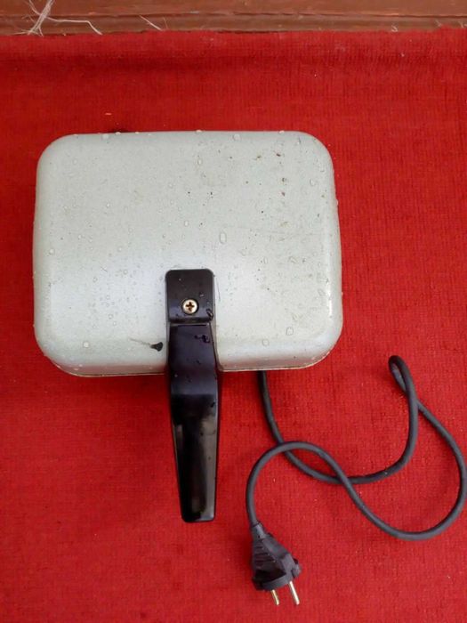 Электро-вафельница Лакомка