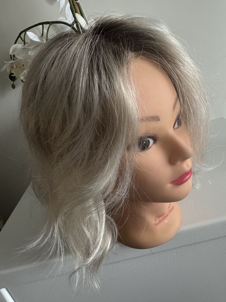 Peruka lace front Rokoko ruchomy przedzialek platyna z ciemnym odroste