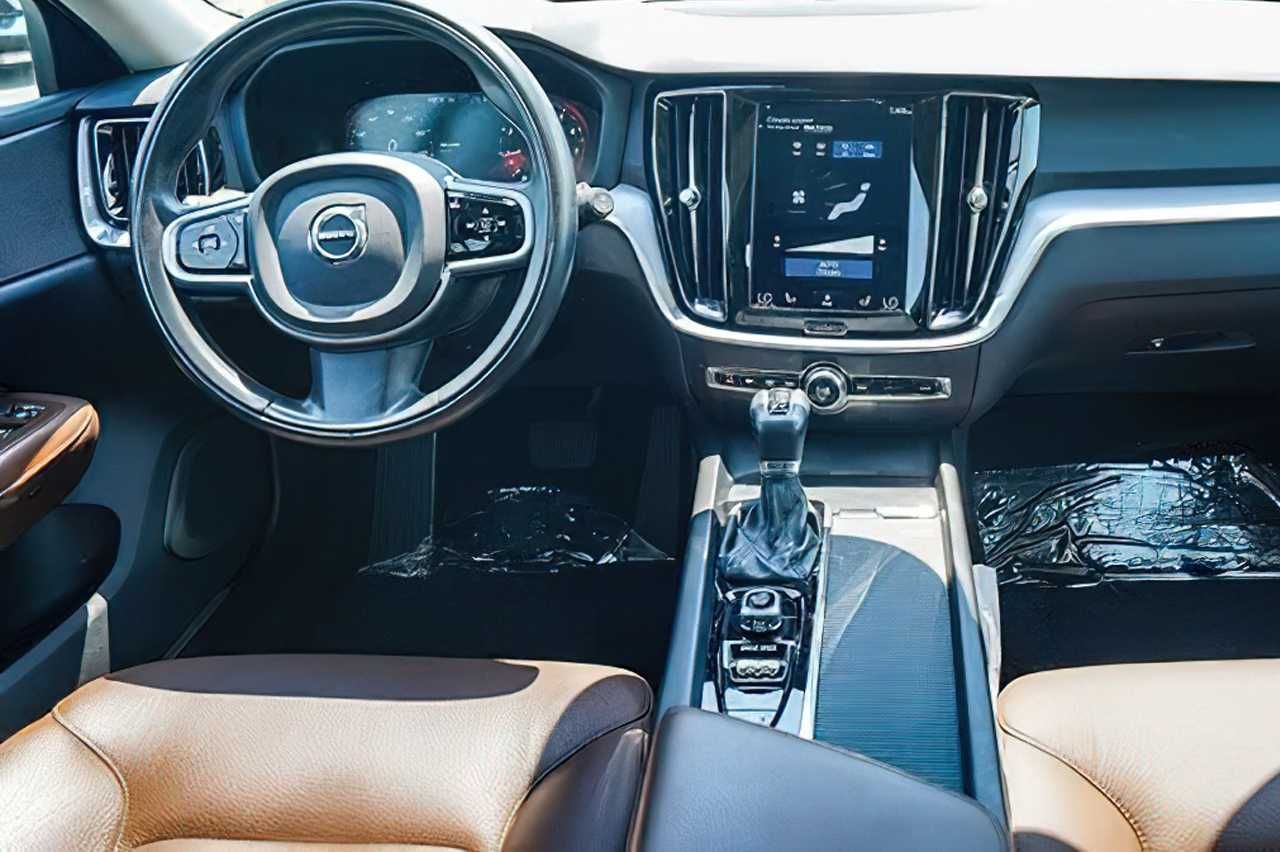 Volvo V60 T5 Momentum      2020