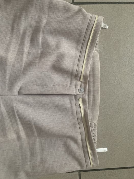 Jasnobeżowe spodnie damskie