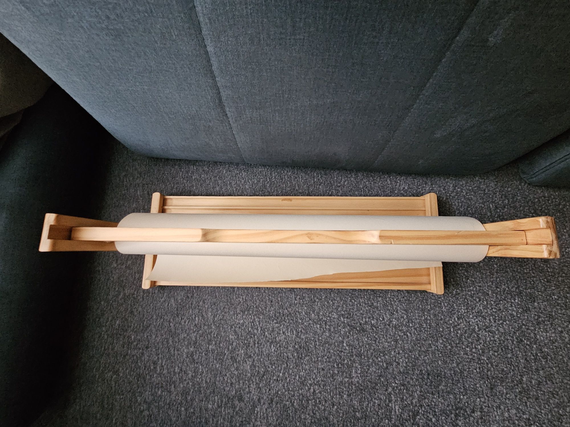 Uchwyt na papier Ikea razem z rolką papieru