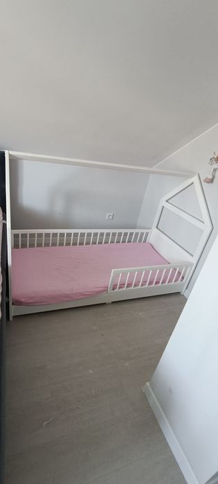 Białe łóżeczko domek