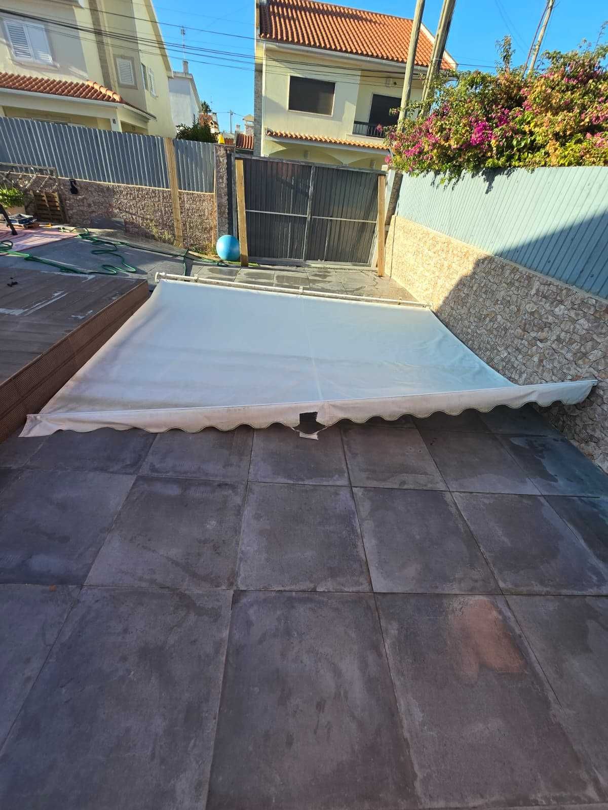 Toldo retrátil manual branco